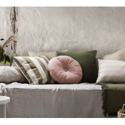 Coussin rose en disposition sur le canapé