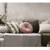 Coussin rose en disposition sur le canapé